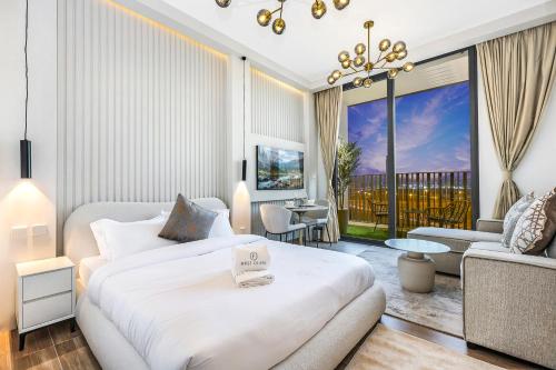 Un pat sau paturi într-o cameră la FIRST CLASS Studio Stylish Comfort