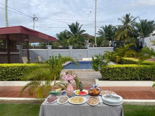 アクラにあるDe Chateau Paradiseの食べ物の皿が置かれたテーブル
