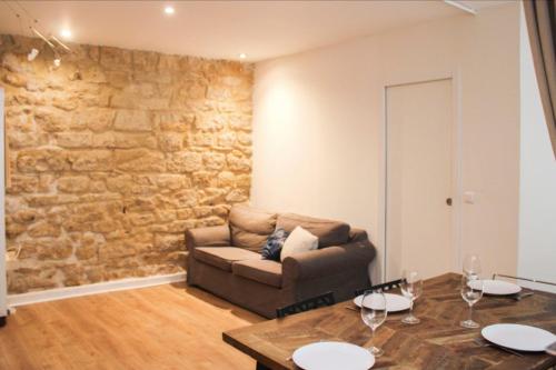 un salon avec un canapé et une table dans l'établissement Comfortable apartment in the heart of Paris, à Paris