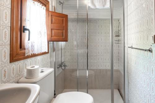 ein Badezimmer mit Dusche, Toilette und Waschbecken in der Unterkunft Casa Rural En Picos De Europa in Labra