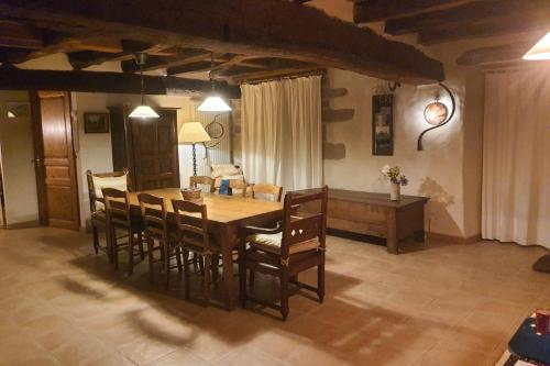 une salle à manger avec une table et des chaises en bois dans l'établissement Charming spacious 150 m old house in Berric, à Berric