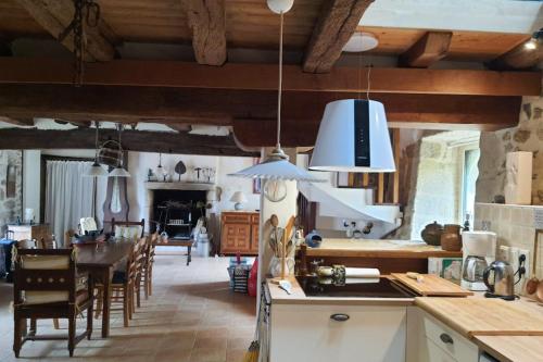 une cuisine avec une table et une salle à manger dans l'établissement Charming spacious 150 m old house in Berric, à Berric