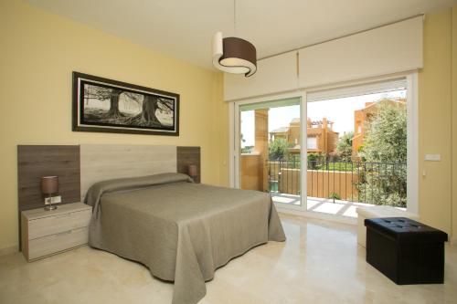 Säng eller sängar i ett rum på Villas Altos De Marbella