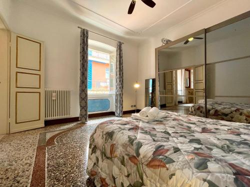 Giường trong phòng chung tại New Italy Luxury Italian Flat in centro storico
