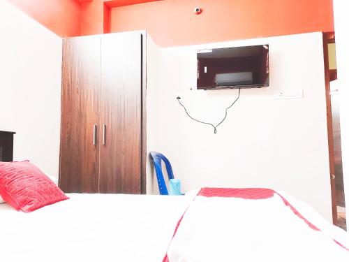 TV a/nebo společenská místnost v ubytování Hotel Jyothi Kumar Royal