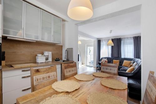 a kitchen and living room with a table and a couch at Apartmenthaus Schlosspark in Worms
