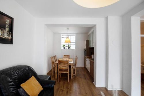 a living room with a table and a dining room at Apartmenthaus Schlosspark in Worms