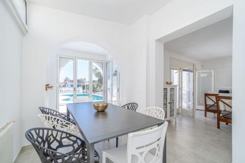Apart-rent Villa Llobregat 0100 al canal con piscina y amarre