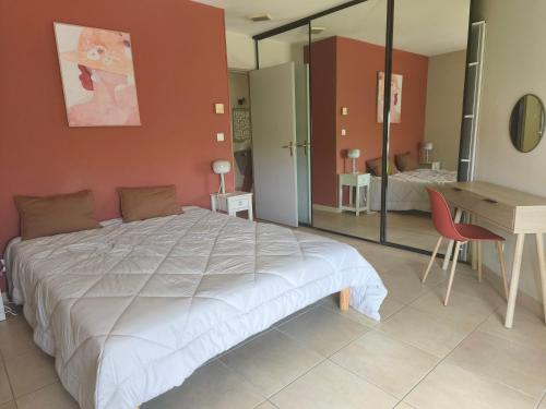 - une chambre avec un grand lit et un bureau dans l'établissement Loft 155 séjour famille spacieux jeux terrasse, à Castelnau-le-Lez