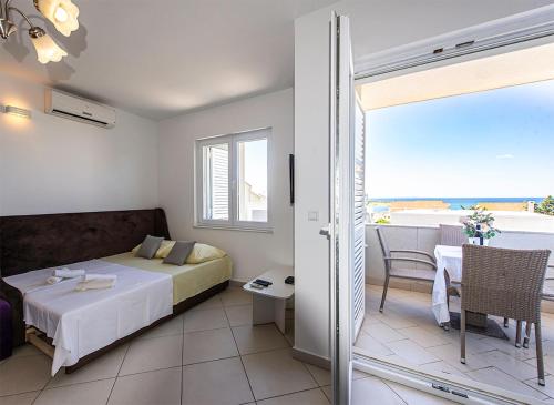 En eller flere senge i et værelse på Apartments Niks