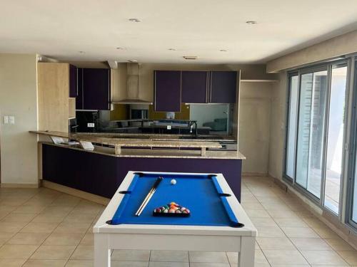 - une cuisine avec un billard au milieu dans l'établissement Loft 155 séjour famille spacieux jeux terrasse, à Castelnau-le-Lez