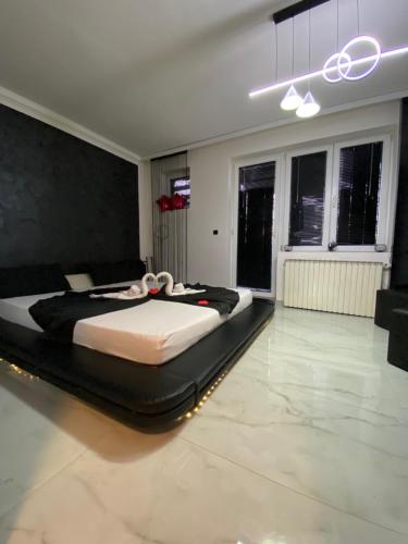 1 dormitorio con 1 cama grande en el centro de la habitación en King Lux Apartment, en Skopje