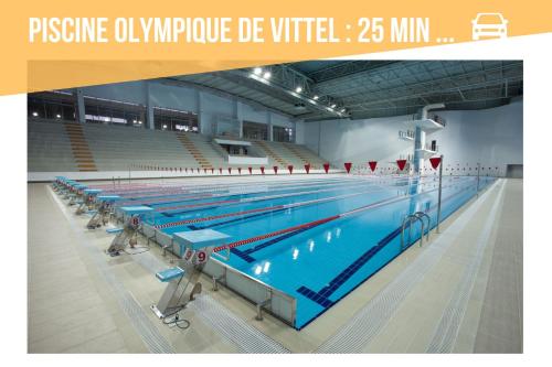 Bazén v ubytování Gîte de l'Abbaye chambre triple nebo v jeho okolí
