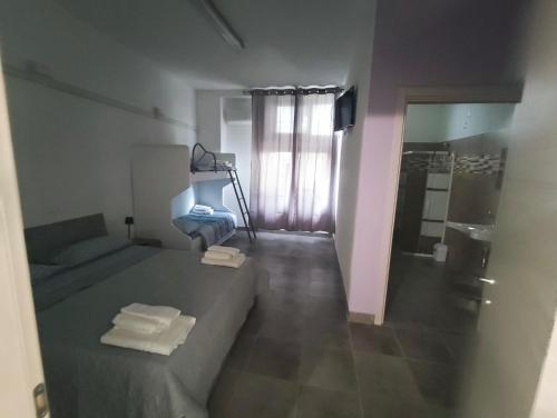a white room with a bed and a mirror at Il Girasole Del Sangro in Torino di Sangro