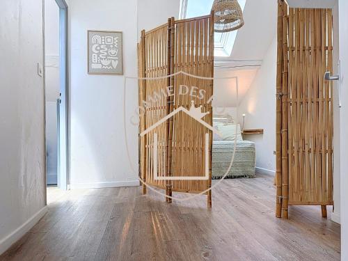 Ένα ή περισσότερα κρεβάτια σε δωμάτιο στο Le Balcon des Rois