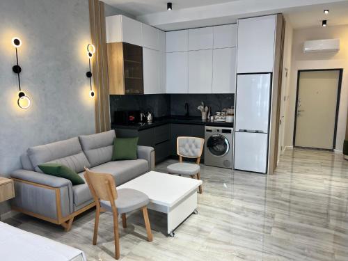 ein Wohnzimmer mit Couch und Küche in der Unterkunft Sea Breeze in Nardaran