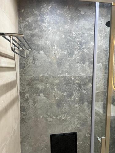 eine Dusche mit einer Glastür in einem Badezimmer in der Unterkunft Sea Breeze in Nardaran