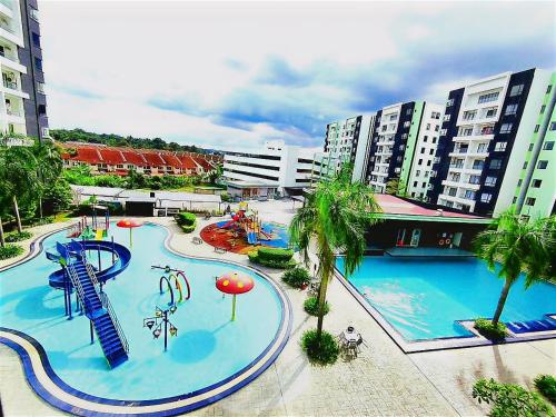 ein großes Schwimmbad mit Wasserpark in der Unterkunft Ipoh Manhattan Waterpark Suite by City Home Empire MHA306 in Ipoh