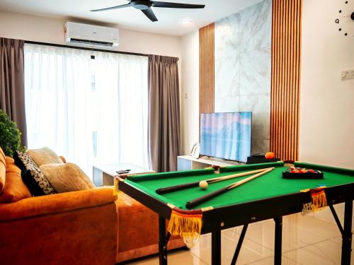 ein Wohnzimmer mit Billardtisch und Couch in der Unterkunft Ipoh Manhattan Waterpark Suite by City Home Empire MHA306 in Ipoh