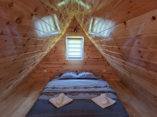 een slaapkamer met een bed in een blokhut bij Cottage Martina in Žabljak