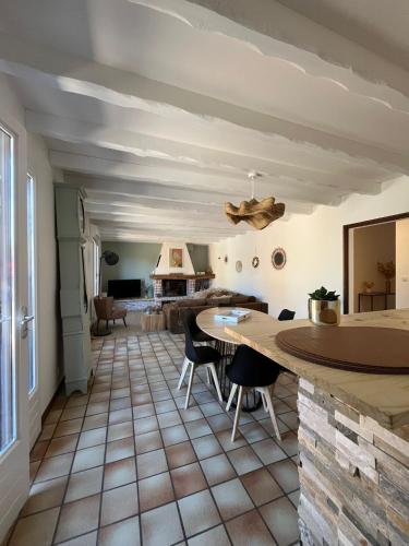 un salon avec une table et des chaises dans l'établissement Maison climatisée 6 couchages, à Lanton