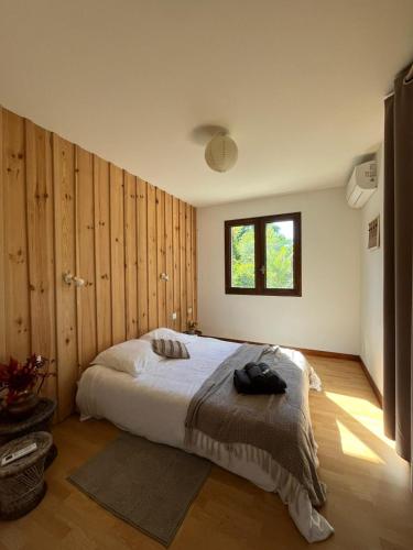 une chambre avec un grand lit avec une fenêtre dans l'établissement Maison climatisée 6 couchages, à Lanton