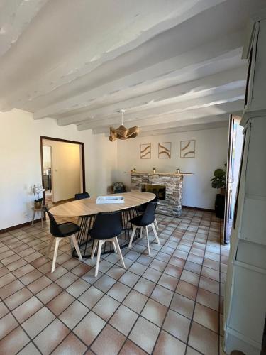 une salle à manger avec une table et des chaises dans l'établissement Maison climatisée 6 couchages, à Lanton
