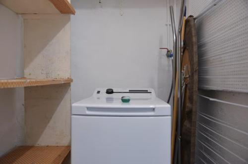 La cuisine est équipée d'une cuisinière blanche et d'un réfrigérateur. dans l'établissement Le Châtillon Central - Calme, à Châtillon-sur-Chalaronne