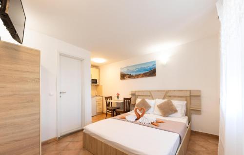 Cozy Apartment In Baska Voda With Wifi