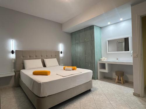 ラガナスにあるSweet Homeのベッドルーム1室(大型ベッド1台、黄色い枕付)