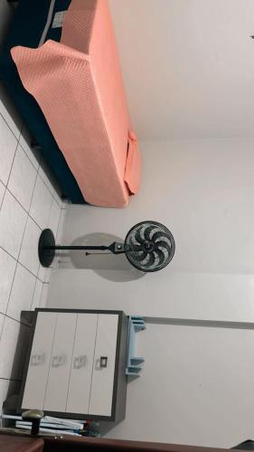 une pièce avec un oreiller et une lampe sur un mur dans l'établissement Apartamento mobiliado bem localizado na Augusto Montenegro, à Belém