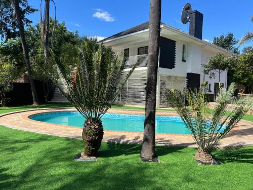 Swimmingpoolen hos eller tæt på Lux on Windermere 4 Bedroom House