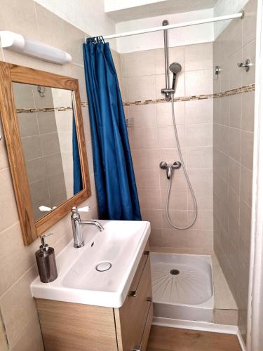 une salle de bain avec un lavabo et une douche dans l'établissement Appartement spacieux T2 avec vue mer d'exception au pied des plages, à Collioure