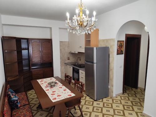eine Küche mit Tisch und Kühlschrank in der Unterkunft Appartamento Marechiaro in Scalea