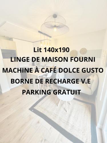 Cette chambre comprend un lit et un lustre. dans l'établissement Scorfel Lodge, Maison bleue, Terrasse, 1km mer, à Trégastel