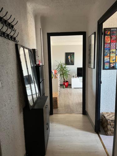 un couloir avec une porte menant à un salon dans l'établissement Appartement charmant dans une résidence calme, à Perpignan