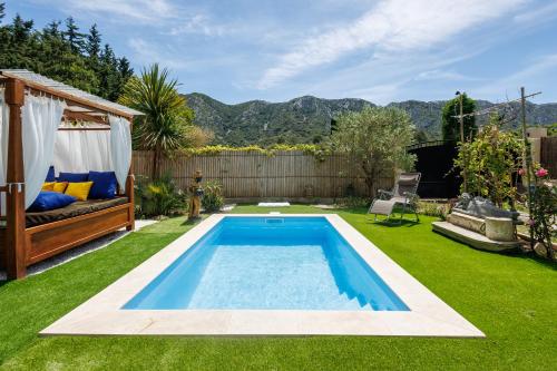 une piscine au milieu d'une cour dans l'établissement Errances Provençales, à Saint-Rémy-de-Provence