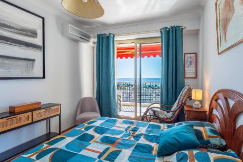 une chambre avec un lit et une fenêtre avec vue dans l'établissement ALTAIR AP4466 by RIVIERA HOLIDAY HOMES, à Nice