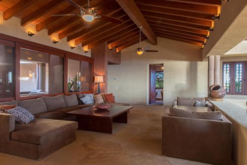 Posezení v ubytování Villa Tranquilidad 6BR by Cabo Villas