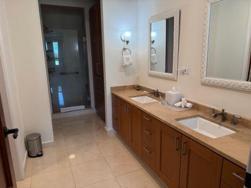 Ένα μπάνιο στο The Country Club Residences at Grand Reserve