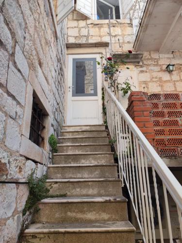 Gambar di galeri bagi Authentic stone house by the sea di Milna