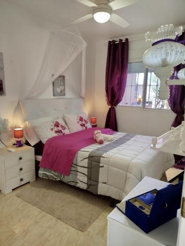 a bedroom with a bed and a ceiling fan at location appartement isla plana espagne in Isla Plana