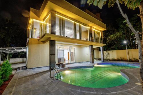 Rustica Villa By Secret Turtle 7BHK 2Pvt Pool Projectorの敷地内または近くにあるプール