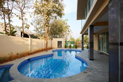 Rustica Villa By Secret Turtle 7BHK 2Pvt Pool Projectorの敷地内または近くにあるプール