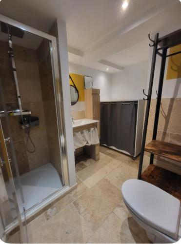une salle de bain avec une douche, des toilettes et un lavabo dans l'établissement Vue mer et chant des oiseaux, à Cavalaire-sur-Mer