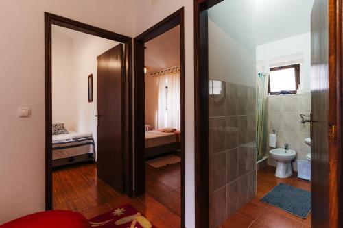 ein Badezimmer mit Dusche, Toilette und Waschbecken in der Unterkunft Apartamento 1 - Fundação de Veiros in Veiros