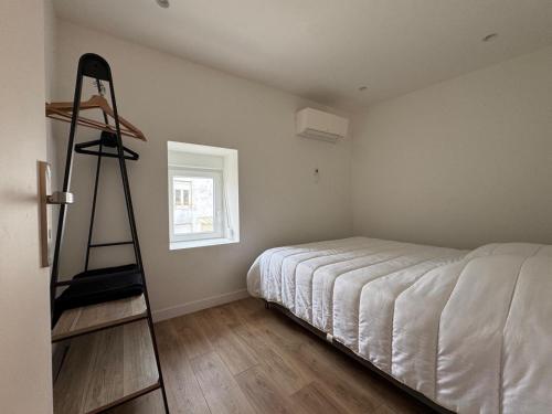 une chambre avec un lit et une échelle dedans dans l'établissement La Casetta - Essoyes - 4prs - Wifi, à Essoyes