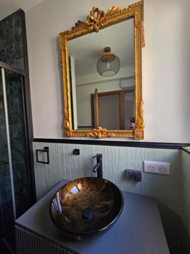 une salle de bain avec un lavabo en bois et un miroir dans l'établissement L'Orée du Loup, à La Colle-sur-Loup