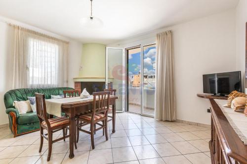 a living room with a table and chairs and a couch at Salentoandmore-Stella del mare in Torre Pali