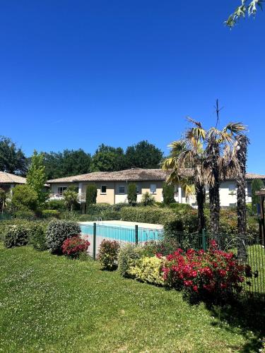 une piscine dans une cour fleurie dans l'établissement L'Instant Zen!, à Cahors